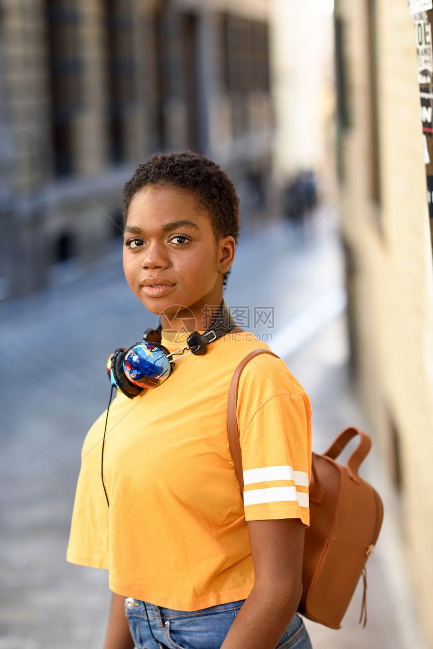 年轻的非洲妇女戴着耳机图片