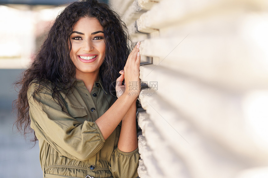 年轻的阿拉伯女人,卷发,户外微笑年轻的阿拉伯女人,卷发户外图片