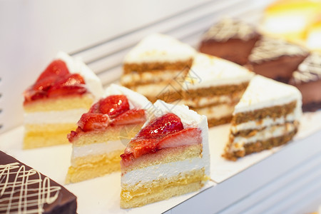 面包店橱窗里的各式蛋糕面包店橱窗里的蛋糕图片
