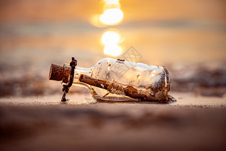 沙滩边唯美的玻璃漂流瓶图片