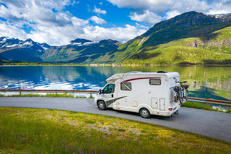 房车基地家庭度假旅行RV,假日旅行汽车之家,商队汽车度假美丽的自然挪威自然景观背景