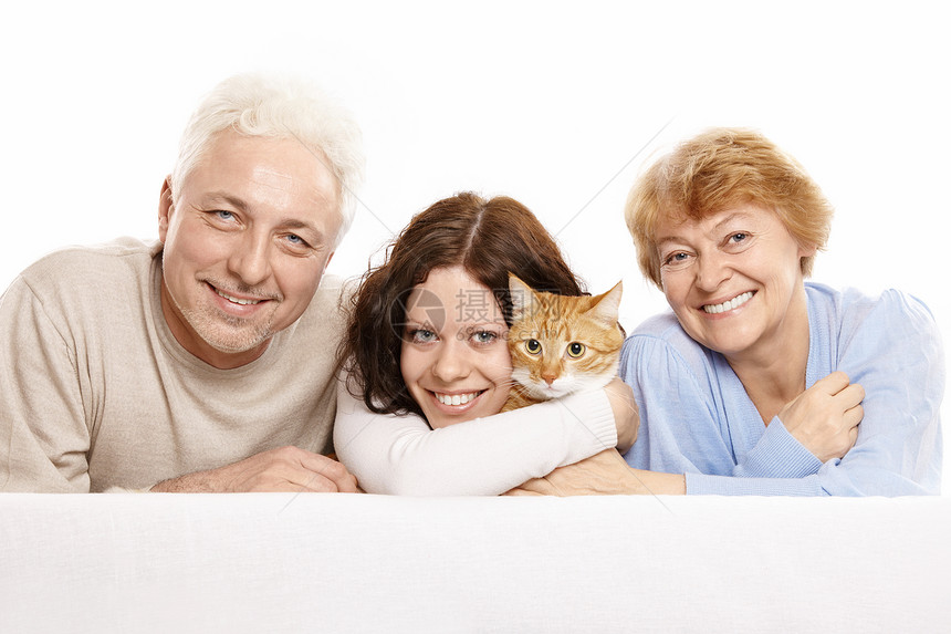 幸福的家庭有只白色背景的猫图片