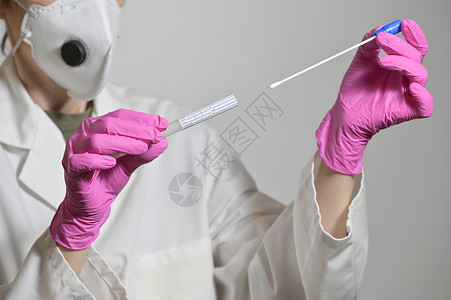 骨髓抑制护士着个棉签进行冠状病毒covid19测试背景