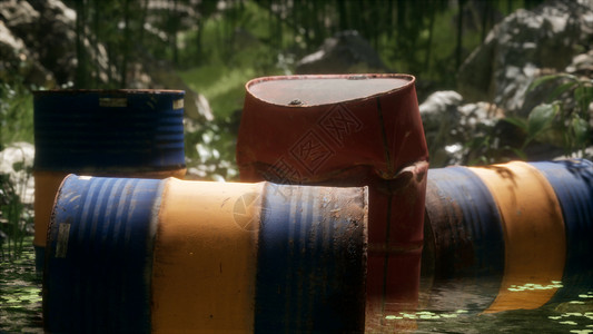 绿色森林中生锈的桶说明了石油泄漏环境的污染绿色森林里生锈的桶行业高清图片素材