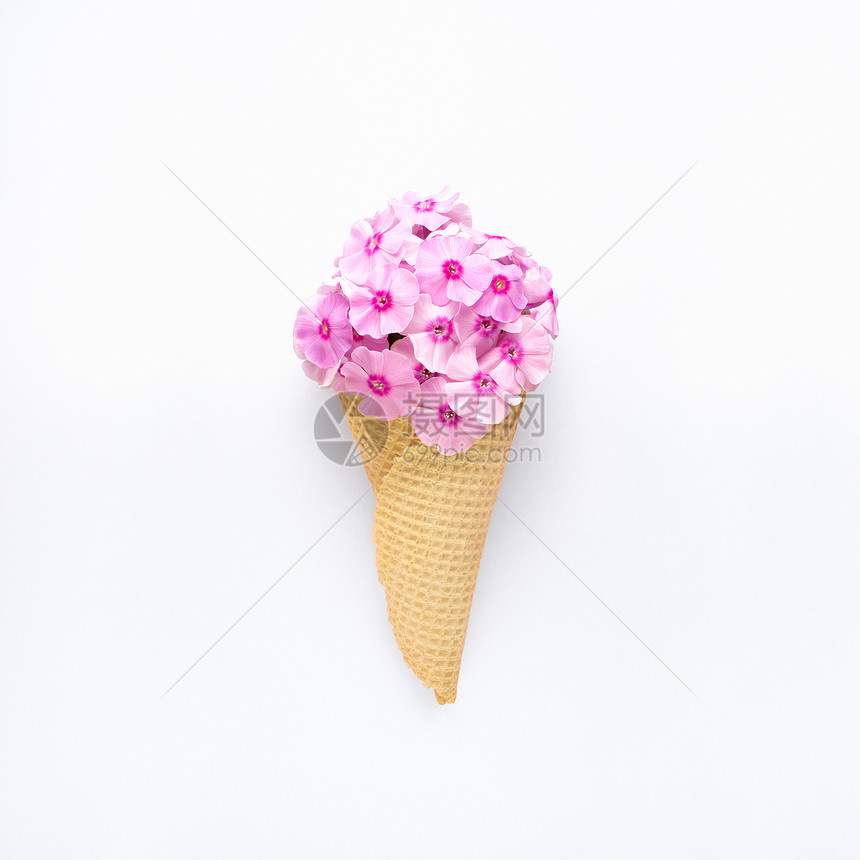 创意,静物,自然,绿色照片,鲜花盛开与食物,甜冰淇淋,华夫饼锥白色背景图片