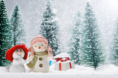 两个小可爱的雪人朋友下雪的森林里带着礼物雪人礼物高清图片