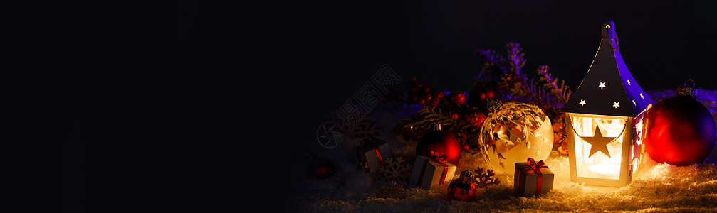 圣诞贺卡上有礼物,球发光的灯笼雪中黑色背景雪中的圣诞装饰图片