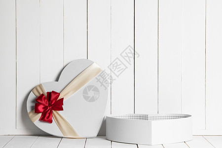 心形情人节礼品盒白色木制背景心形情人节礼品盒图片