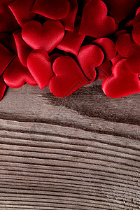 情人节许多红丝心木制背景上,爱的情人节的心背景背景图片