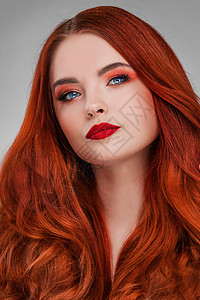 个年轻女人的美丽镜头,她有红色的头发美丽的化妆红头发的女人图片