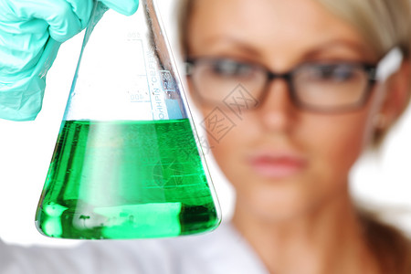妇女烧杯中用绿色液体进行化学实验化学实验图片