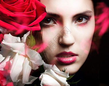 洼之三有吸引力的女人带着白色红色的玫瑰背景