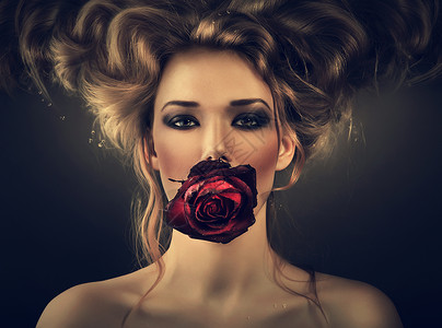 女人带着红色的玫瑰黑色的头发图片