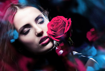 有红玫瑰蓝光的女人背景图片