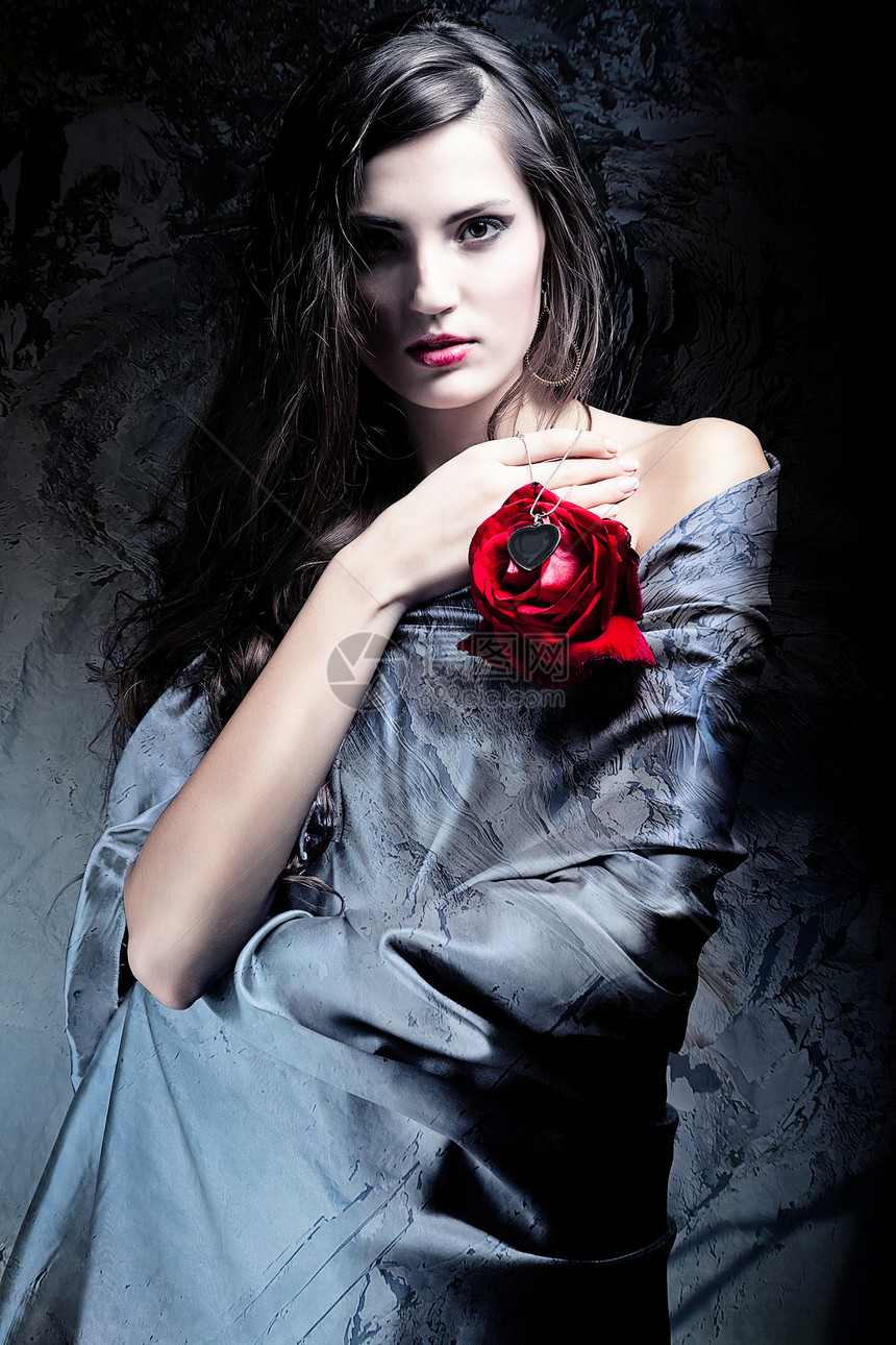 女人穿着灰色的布料红色的玫瑰图片