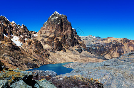 蓝色湖景观美丽的山脉景观科迪勒拉胡亚瓦什,秘鲁,南美洲背景