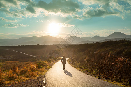 山上风景优美的道路旅行背景日出背景的人日落高清图片素材