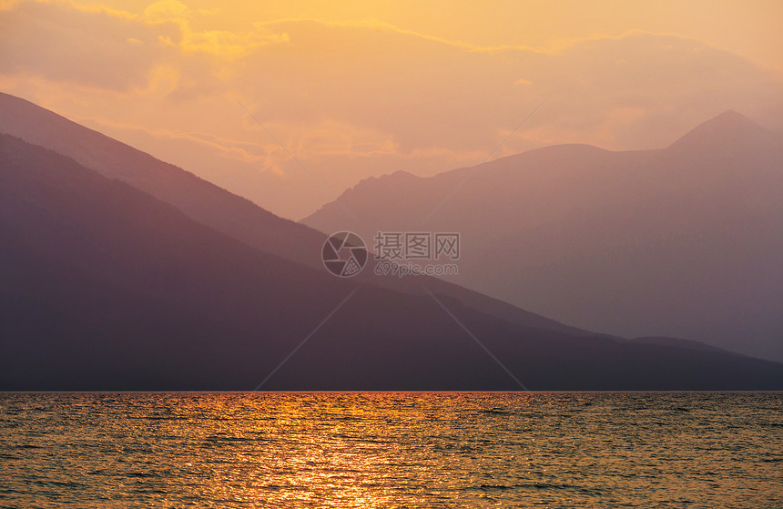 日落时湖上的日落景象图片