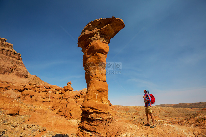 犹他州山区徒步旅行寻常的自然景观中徒步旅行奇妙的砂岩地层图片