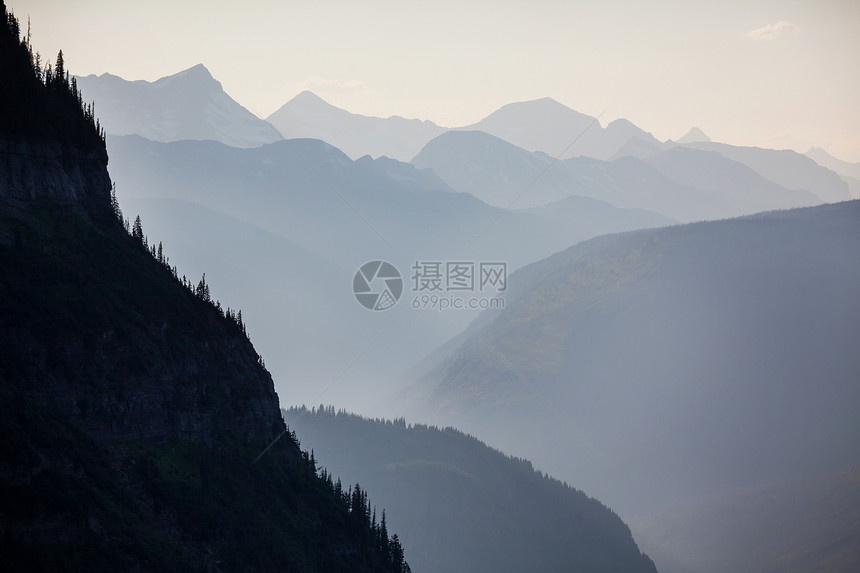 日出时朦胧的山影图片