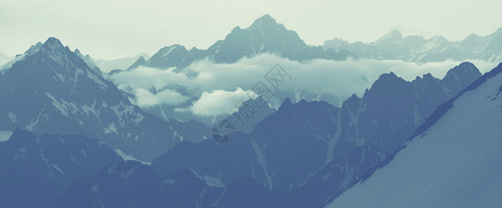 高高加索山脉的景观图片