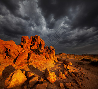 蒙古戈壁石沙漠中戏剧的日落场景小山高清图片素材