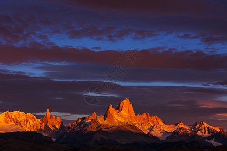 著名的塞罗菲茨罗伊阿根廷巴塔哥尼亚最美丽最难口音的岩石峰之背景图片