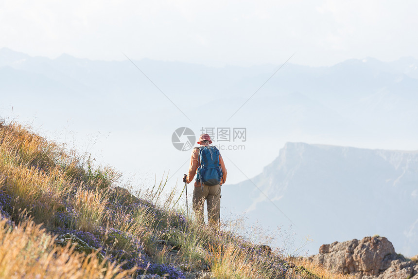 夏天山上的背包客图片