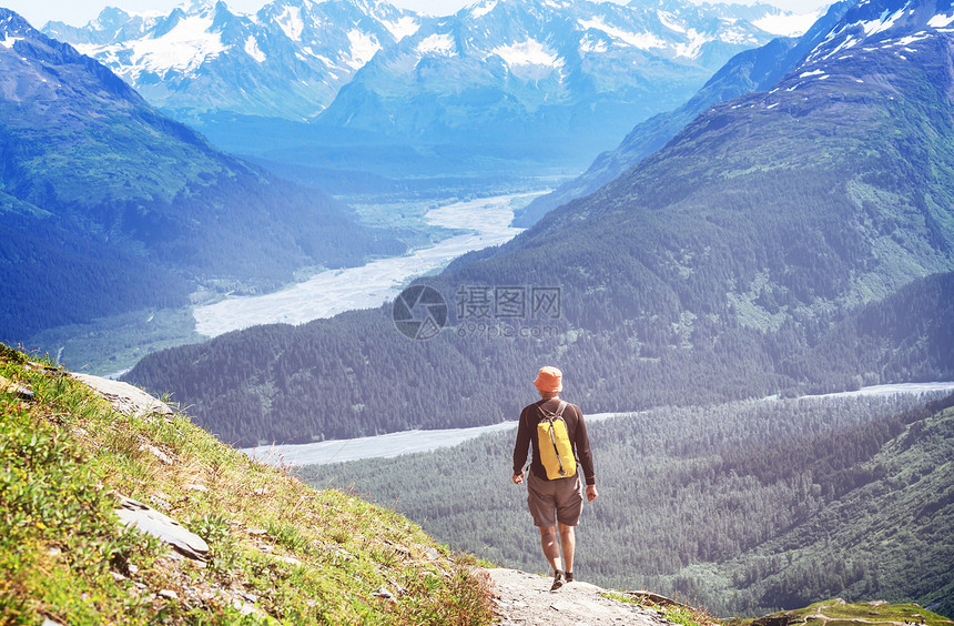 加大山区徒步旅行的人徒步旅行北美最受欢迎的娱乐活动有很多风景如画的小径图片