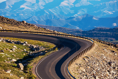 山上风景优美的道路旅行背景日出背景的人开车高清图片素材