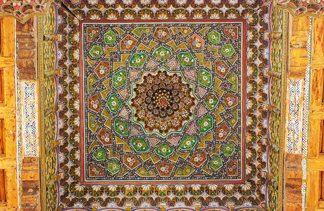 正宗美丽的传统乌兹别克花卉装饰雕刻清真寺的木门上艺术东方装饰图片