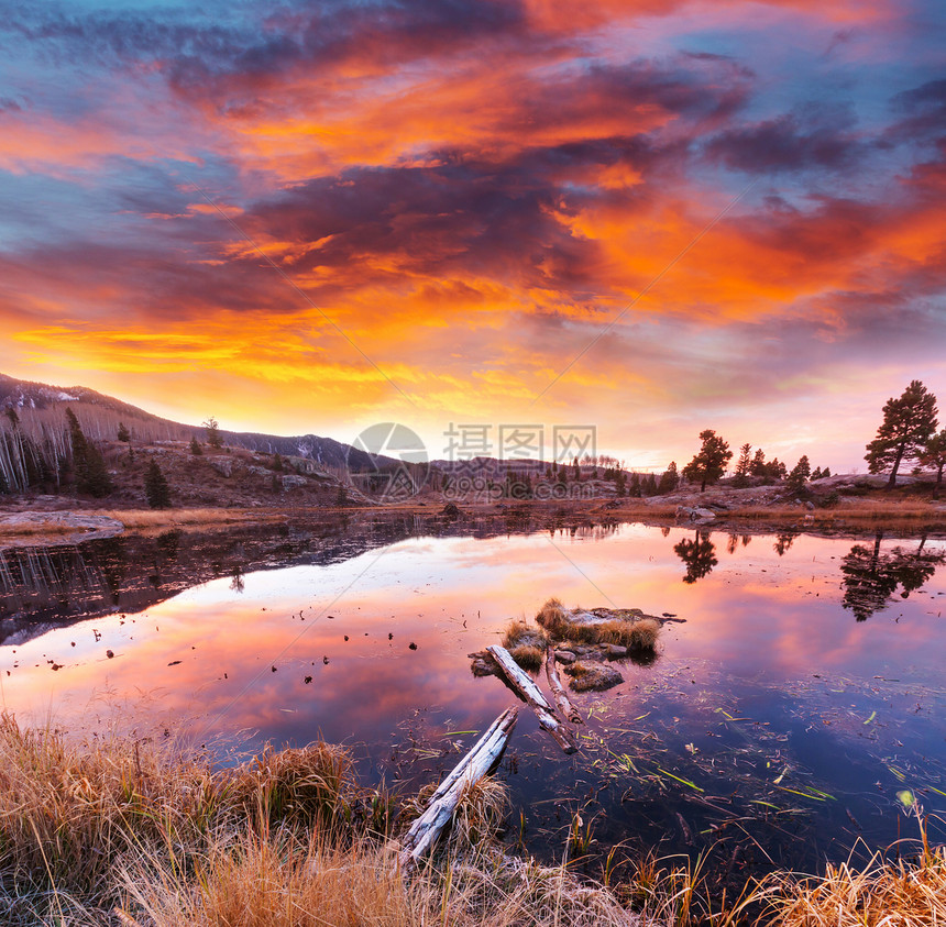 日落景色湖面上日落,秋天的自然景观图片