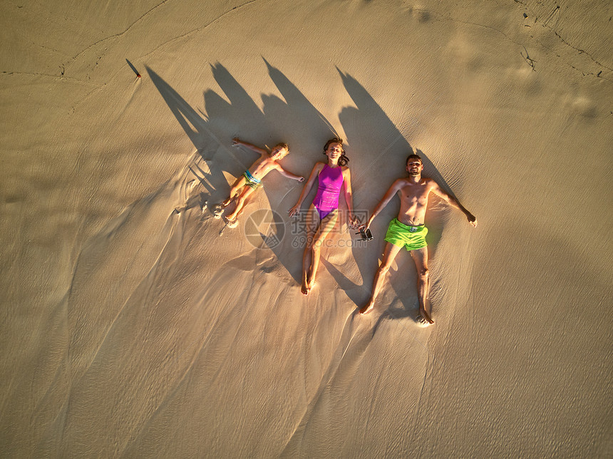 家人躺海滩上,空中俯视无人机塞舌尔马赫拍摄图片