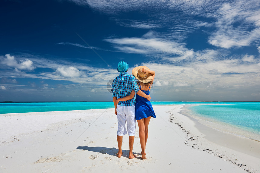 蓝色的夫妇马尔代夫的热带海滩上图片