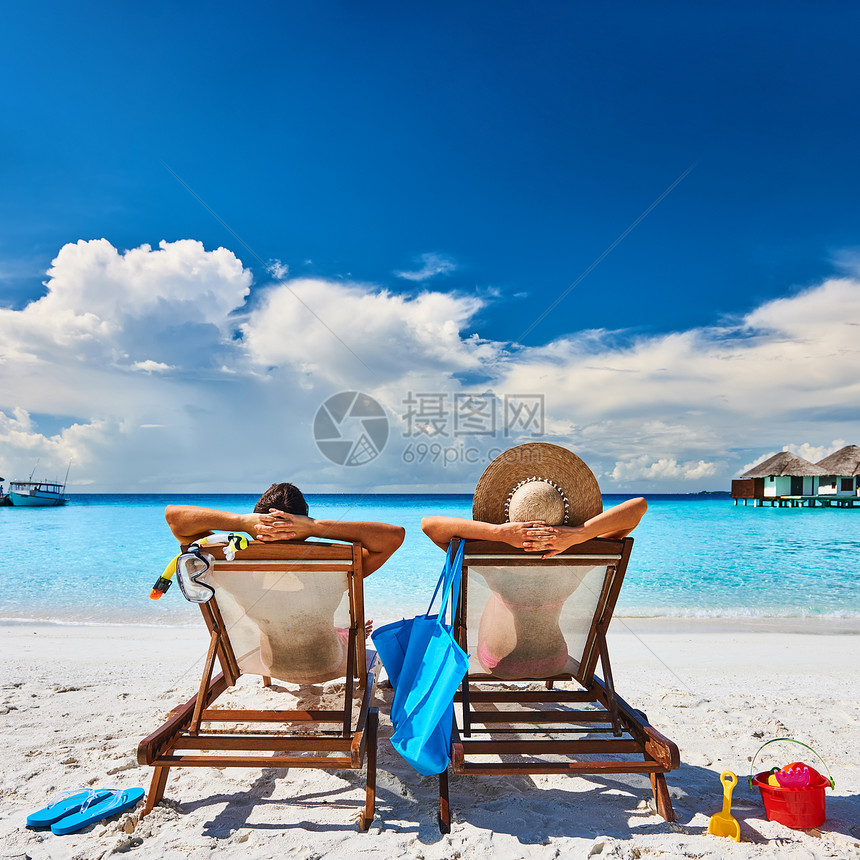 夫妇马尔代夫的热带海滩上晒太阳图片