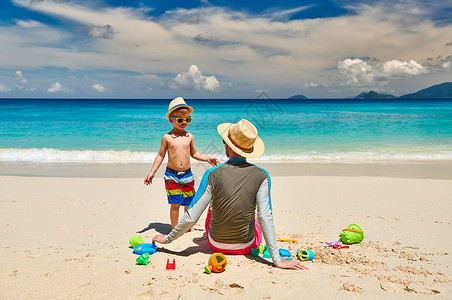 三岁的蹒跚学步的男孩父亲海滩上暑假家庭度假塞舌尔马赫太阳神高清图片素材
