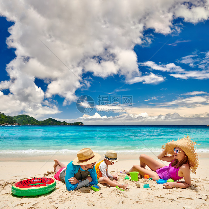 海滩上的家人,有三岁男孩的年轻夫妇塞舌尔的暑假图片