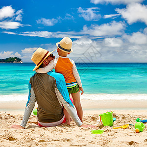 三岁的蹒跚学步的男孩父亲海滩上暑假家庭度假塞舌尔马赫水高清图片素材