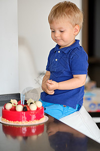 两岁的男孩带着生日蛋糕图片