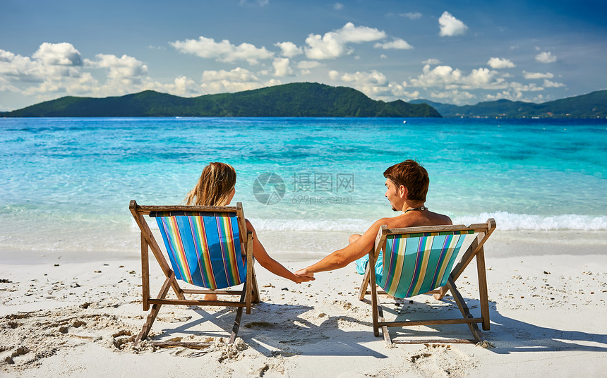 年轻夫妇泰国的热带海滩上图片