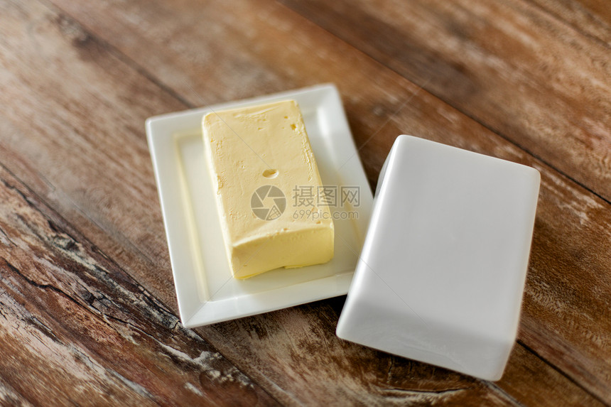 食品乳制品木桌上黄油的特写把黄油关木桌上图片