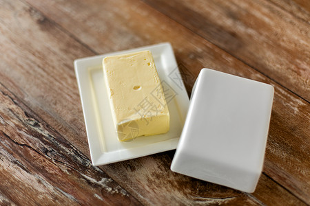 食品乳制品木桌上黄油的特写把黄油关木桌上高清图片