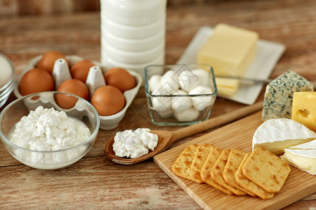 食物饮食干酪,饼干,牛奶瓶,酸奶与黄油鸡蛋木桌上干酪,牛奶,酸奶黄油图片