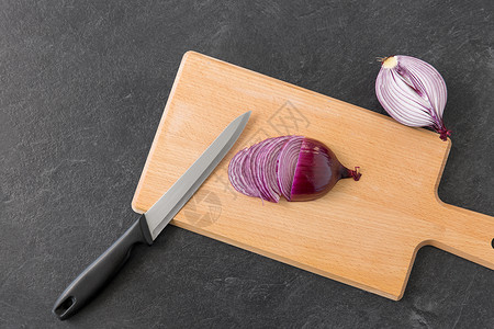 蔬菜,食物烹饪切碎的红洋葱菜刀木制切割板切板上的红洋葱菜刀图片