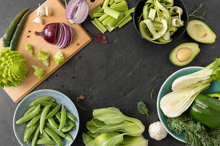 食物,烹饪健康的饮食同的绿色蔬菜水果石板石背景同的绿色蔬菜图片