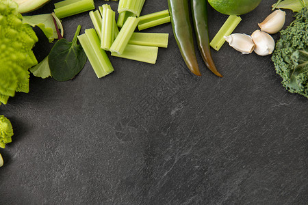 食物,烹饪健康的饮食同的绿色蔬菜石板石背景同的绿色蔬菜图片