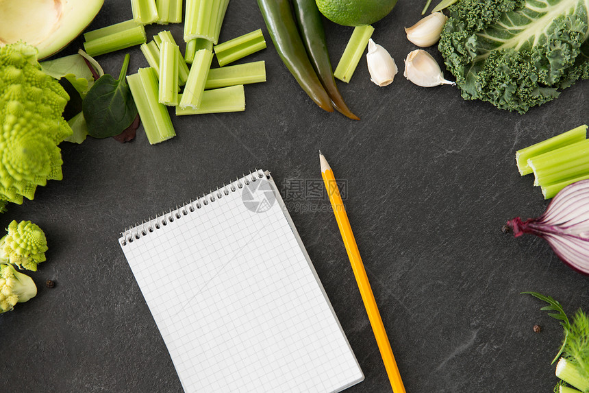 食物,饮食健康饮食同的绿色蔬菜日记与空页铅笔石板石背景绿色蔬菜日记,空页图片