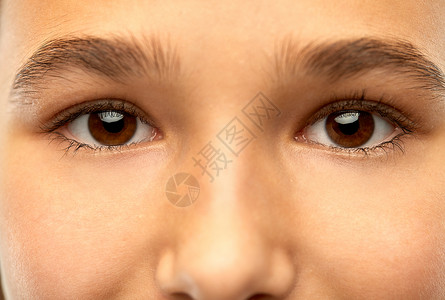 美丽,视觉人的青少年女孩的脸棕色的眼睛用棕色的眼睛闭上少女的脸图片