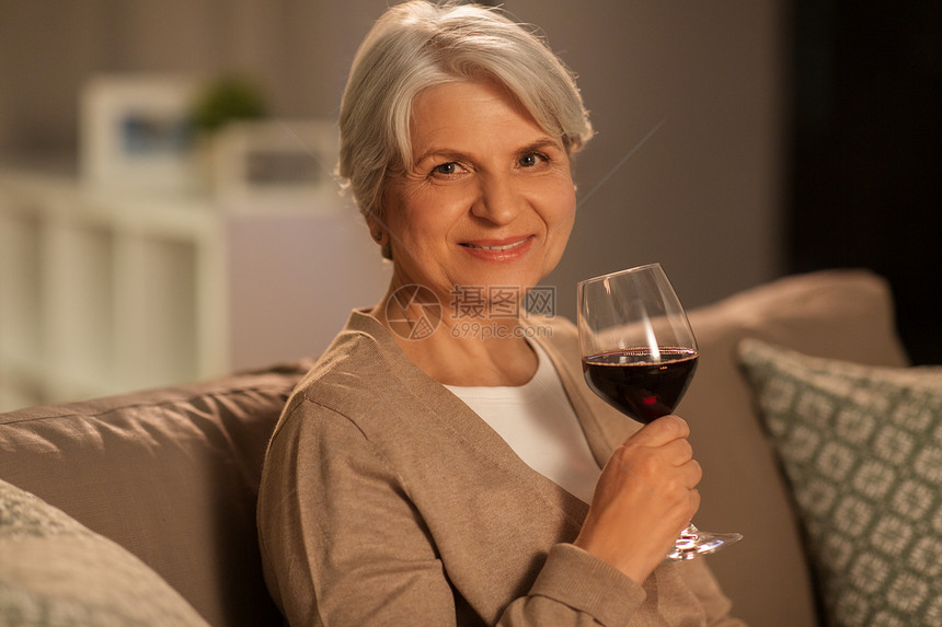 人们,酒精饮料的快乐的微笑高级妇女喝红酒玻璃家里晚上老年妇女晚上家喝红酒图片