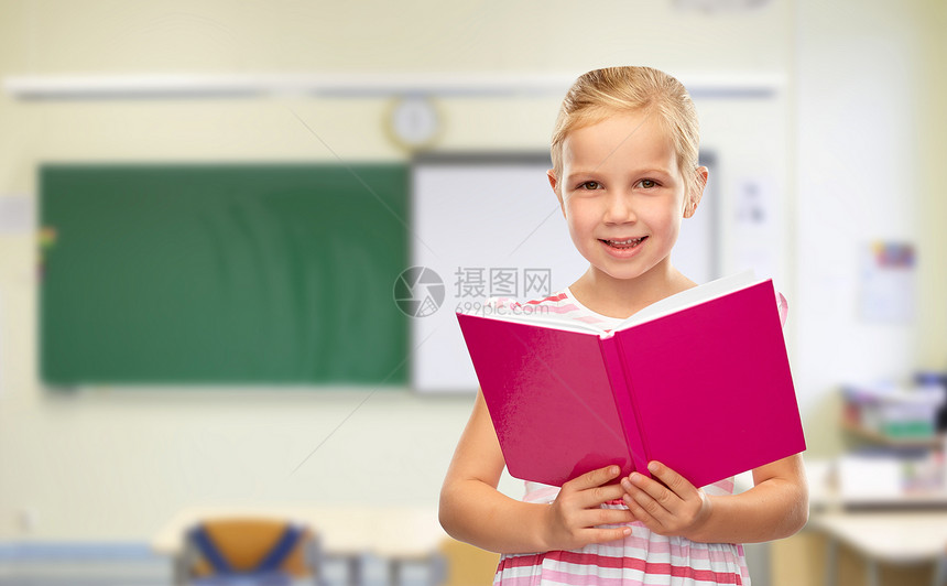 学校,教育学理念微笑的小女孩阅读书籍的课堂背景微笑的小女孩学校看书图片